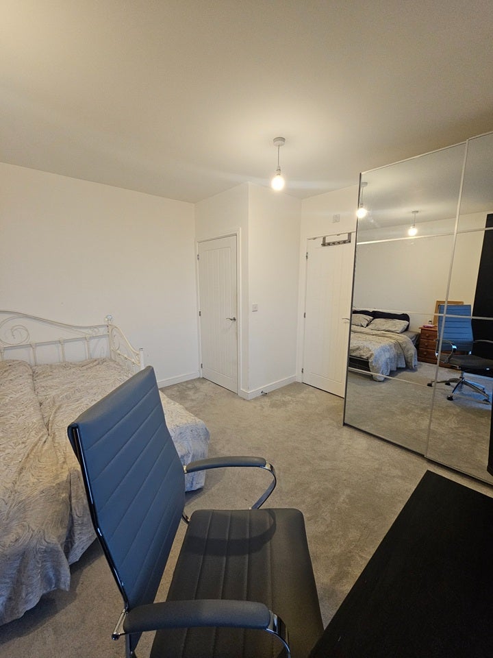 Room Henry Darlot Drive in Greater London