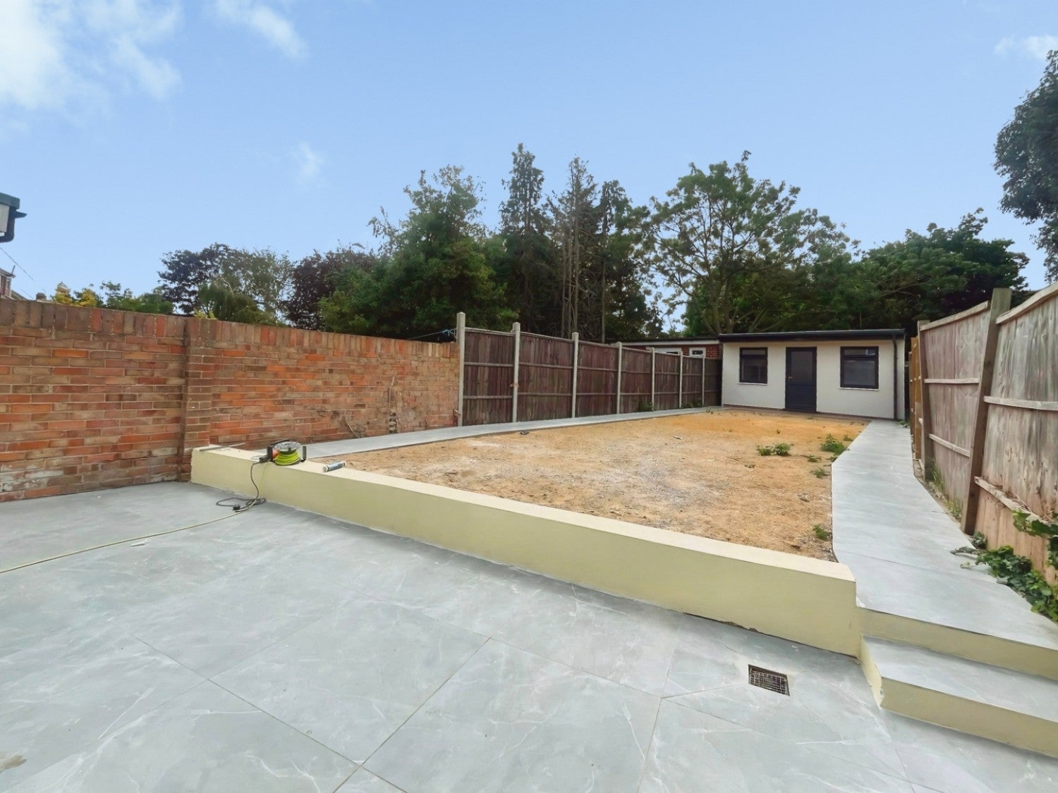 House Lela Avenue in Greater London