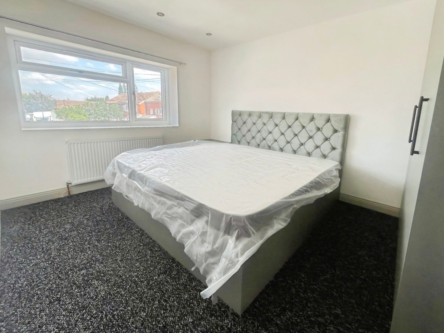 House Lela Avenue in Greater London