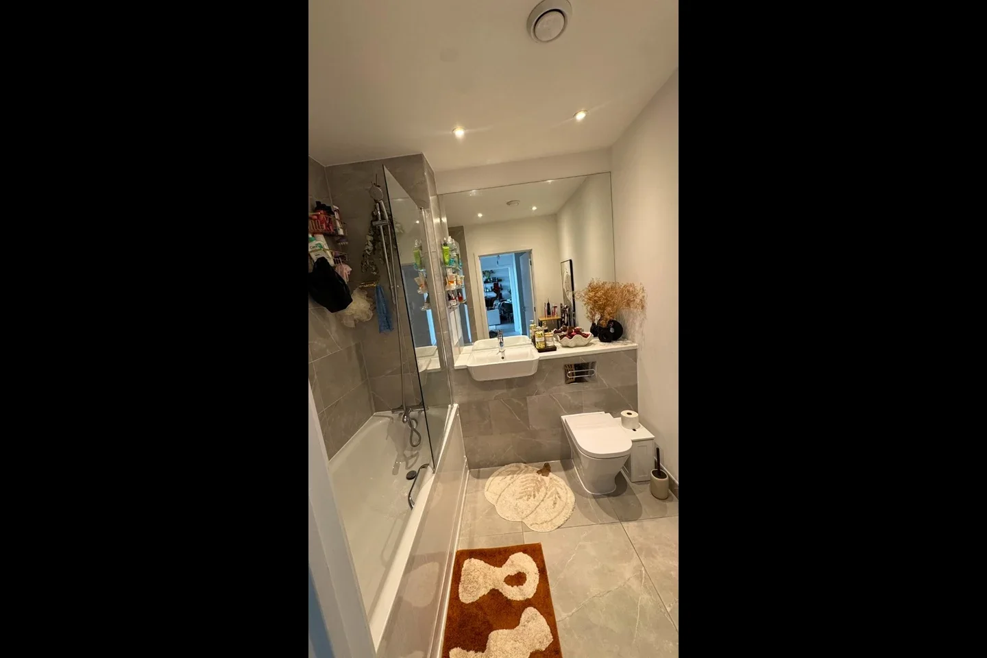 Flat Fern Way in Greater London
