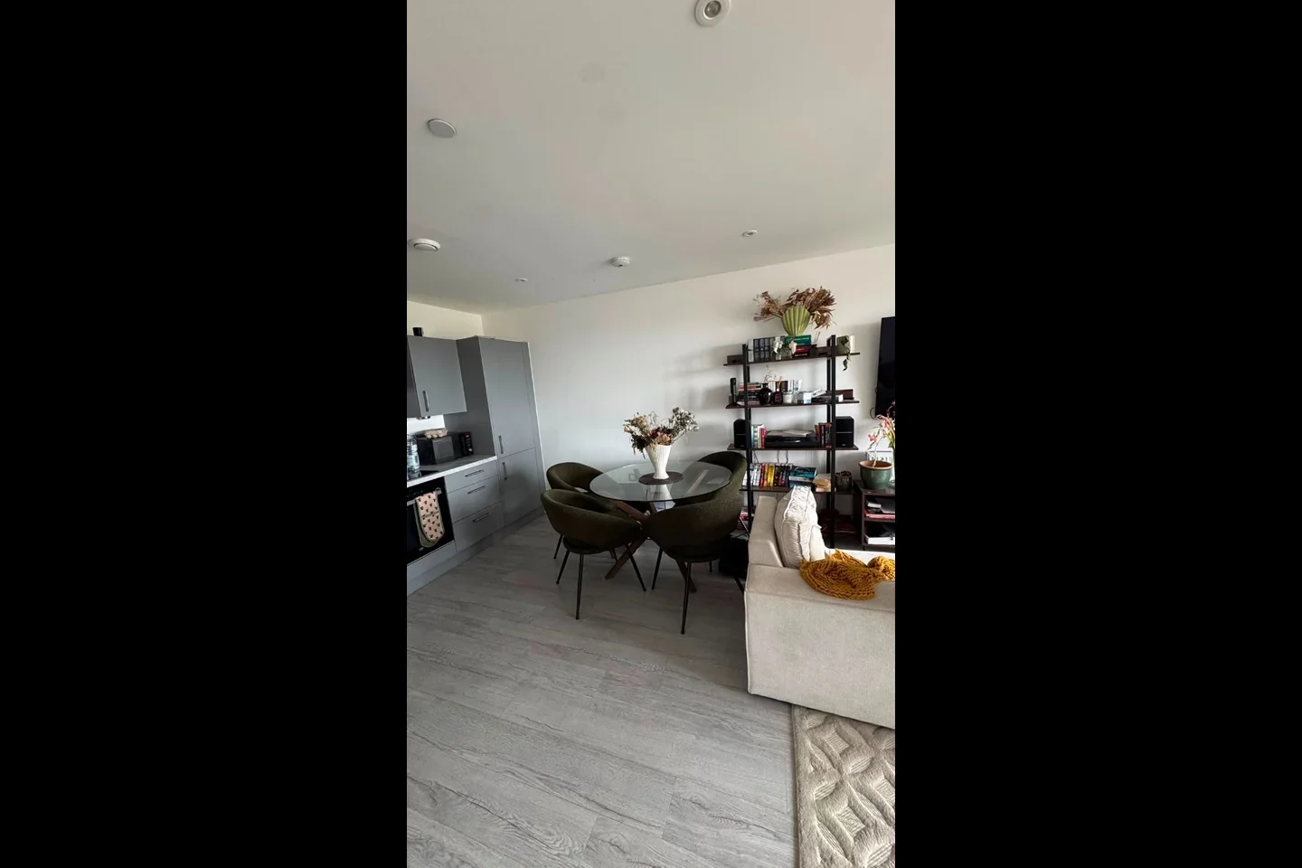 Flat Fern Way in Greater London