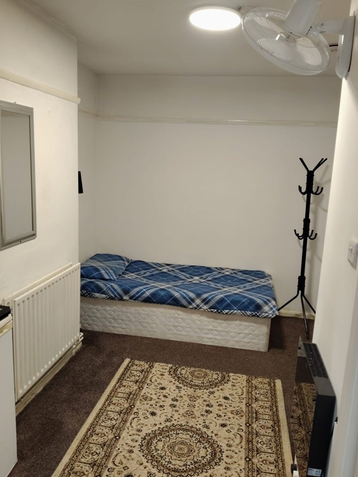 Room Stanwell Road in Greater London