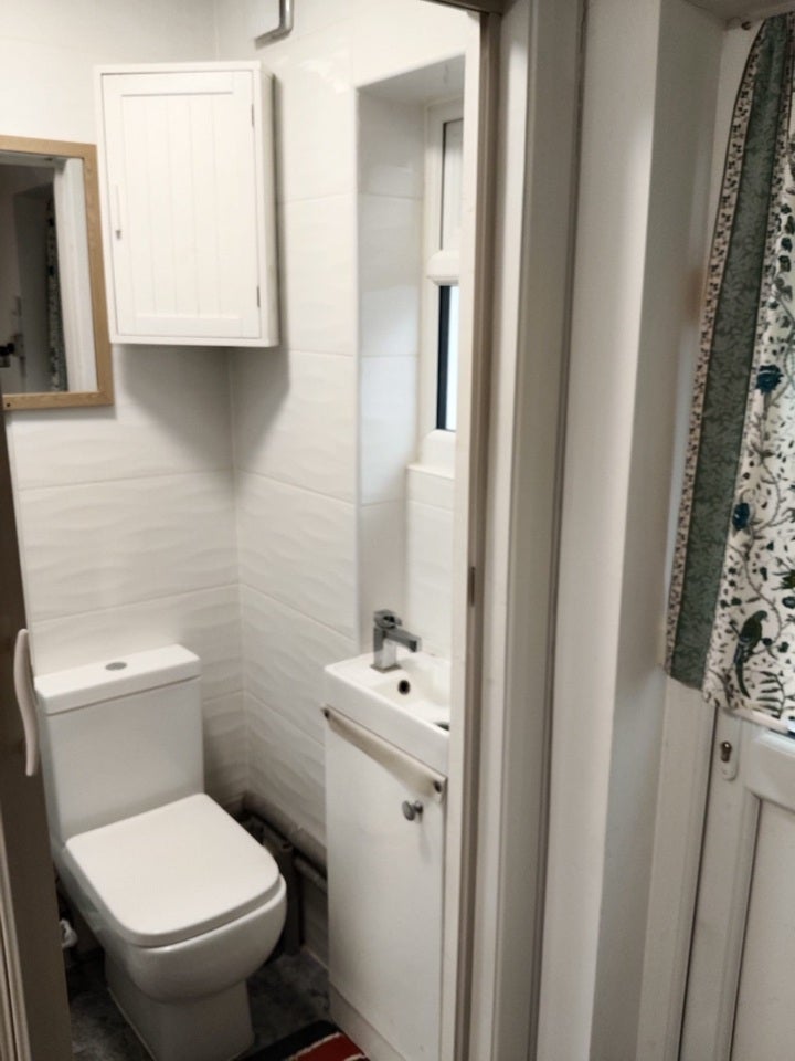 Room Stanwell Road in Greater London