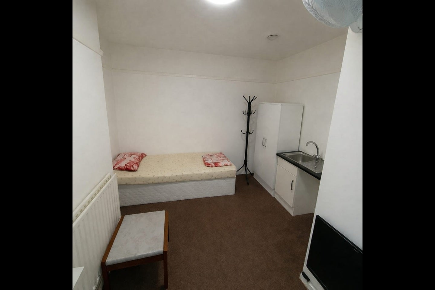 Room Stanwell Road in Greater London