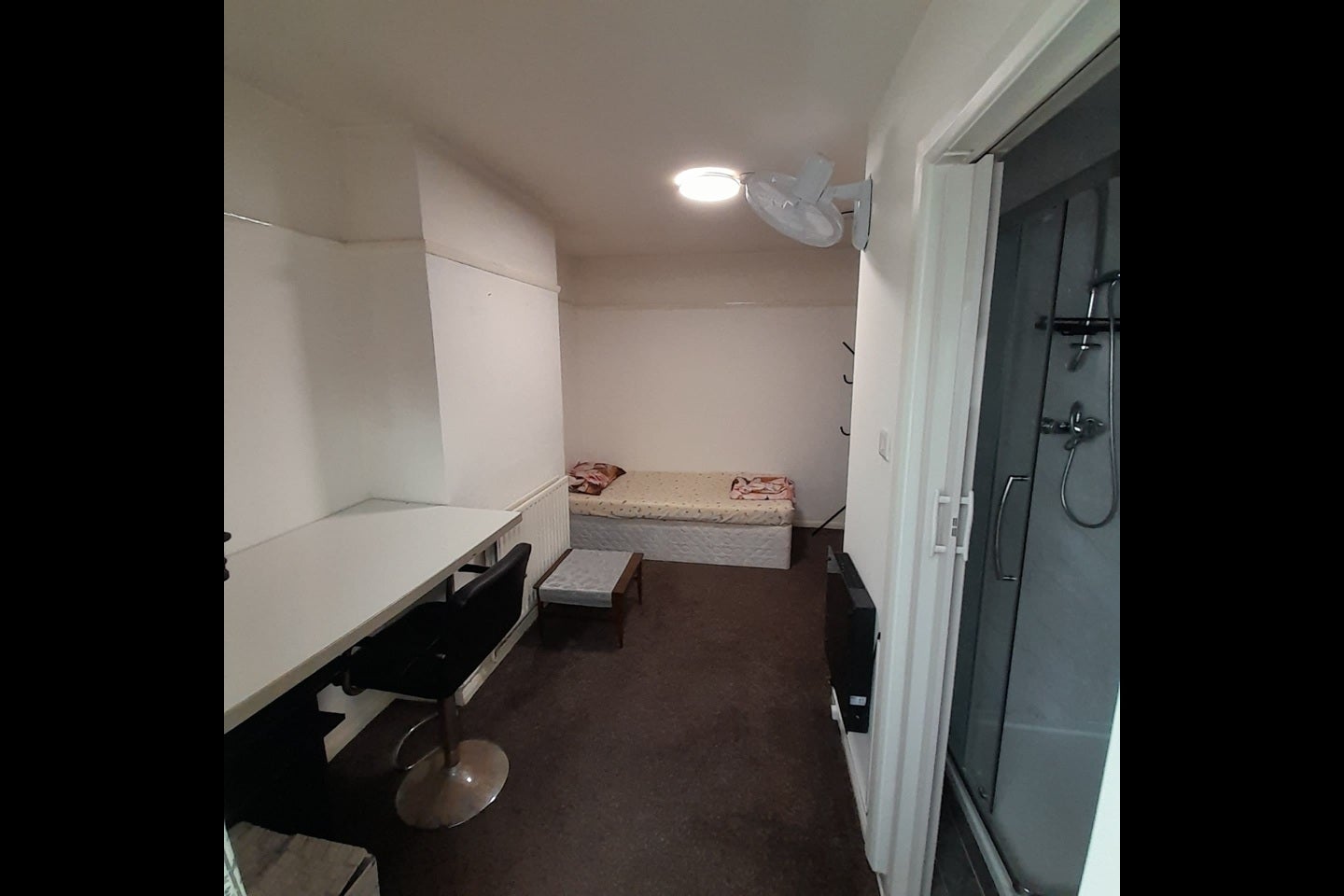 Room Stanwell Road in Greater London