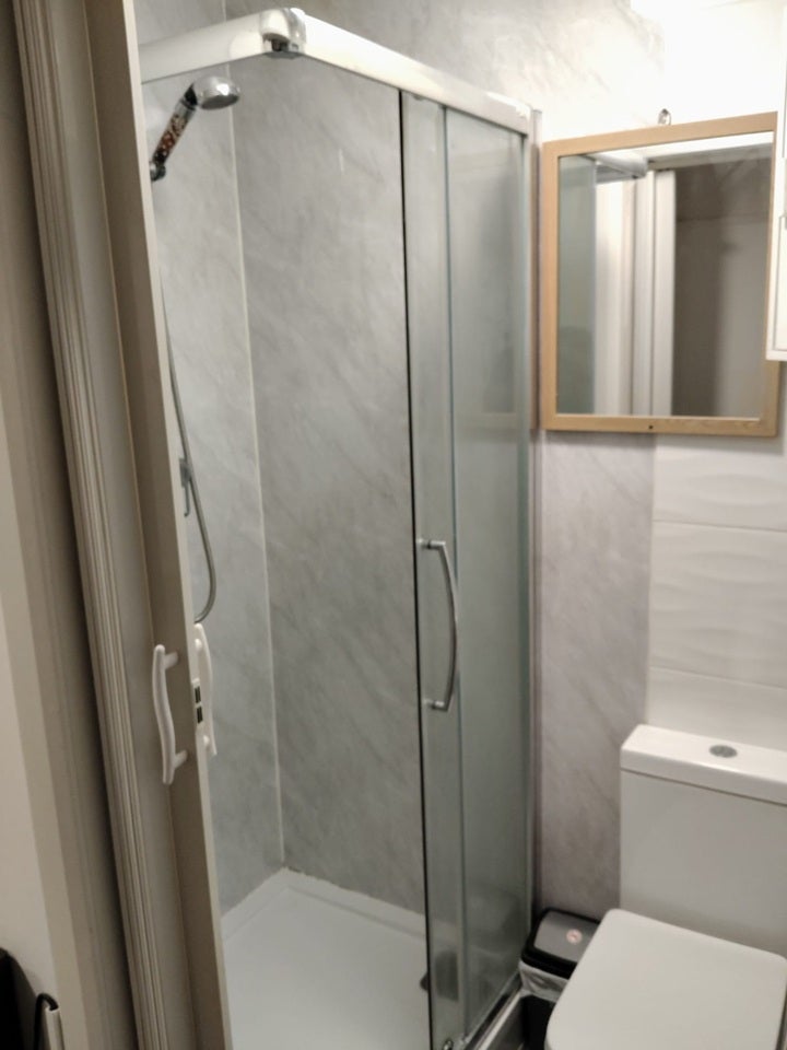 Room Stanwell Road in Greater London