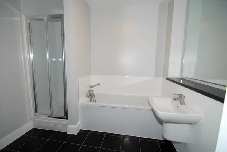 Flat Golden Manor in Greater London