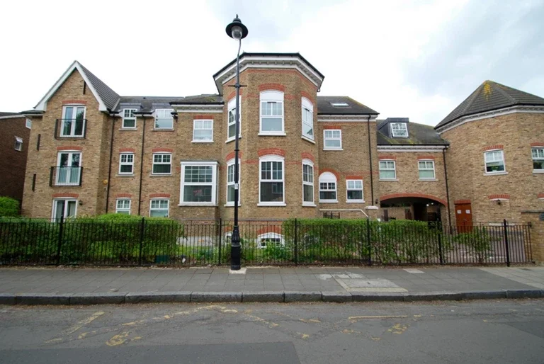Flat Golden Manor in Greater London
