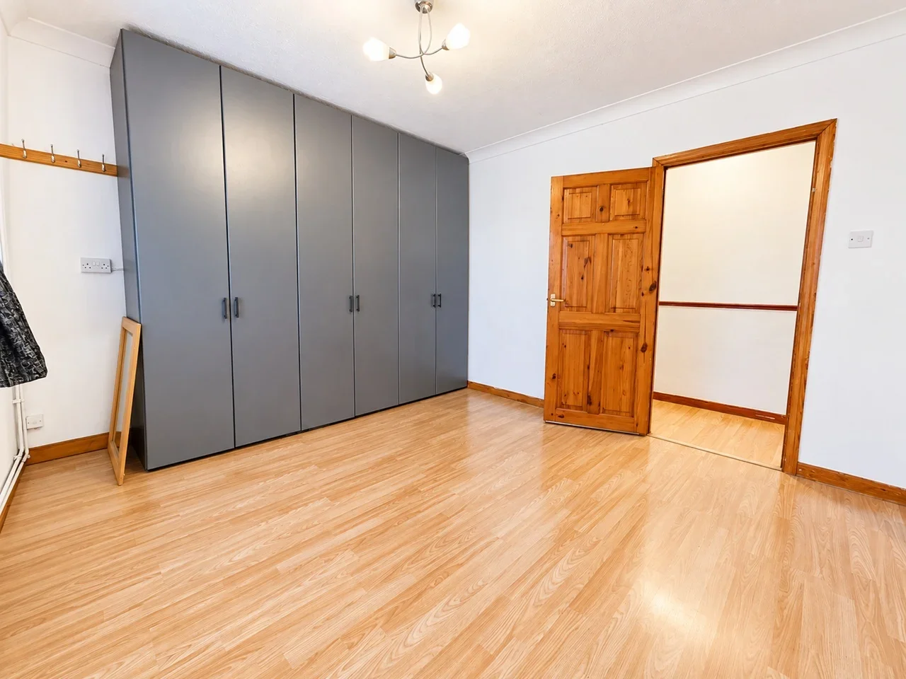 Flat Eastern Avenue in Greater London