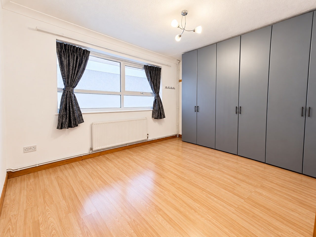 Flat Eastern Avenue in Greater London