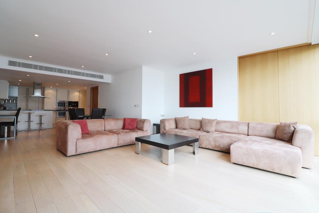 Flat Hertsmere Road in Greater London