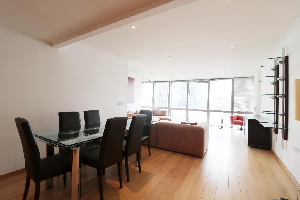 Flat Hertsmere Road in Greater London