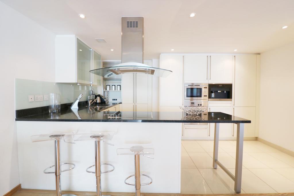 Flat Hertsmere Road in Greater London