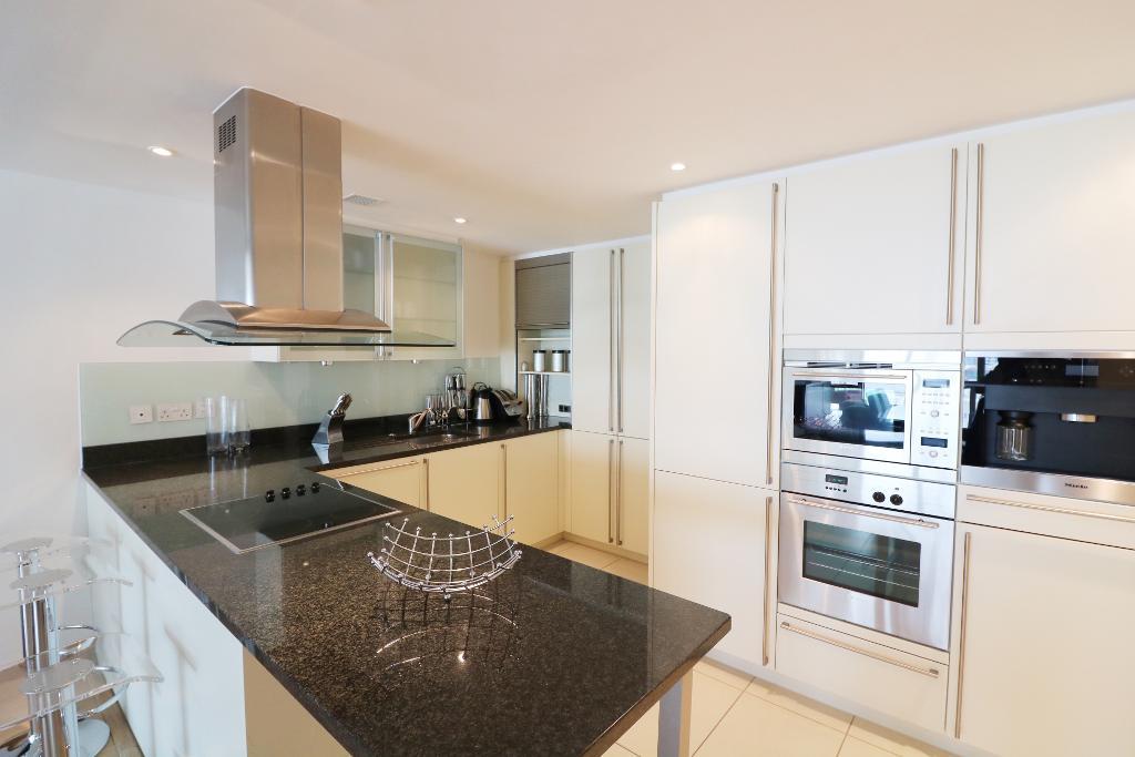 Flat Hertsmere Road in Greater London