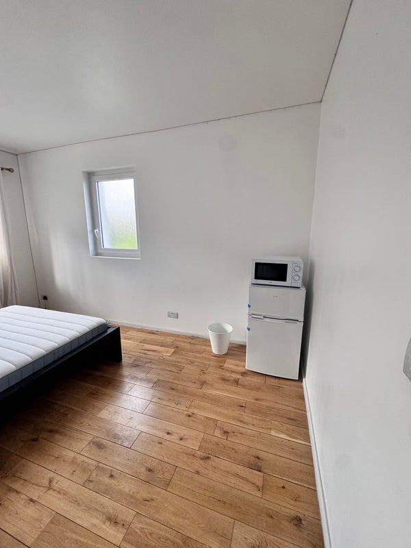 Room Boundary Road in Greater London