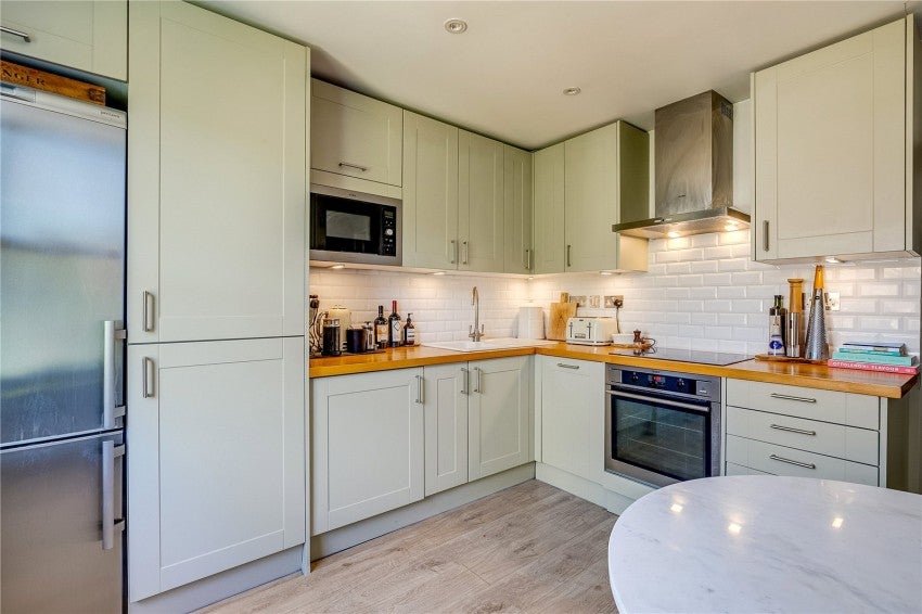 Flat Ethelden Road in Greater London
