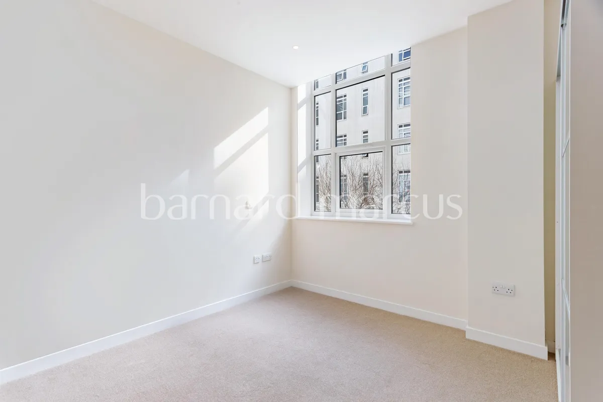 Flat Bromyard Avenue in Greater London