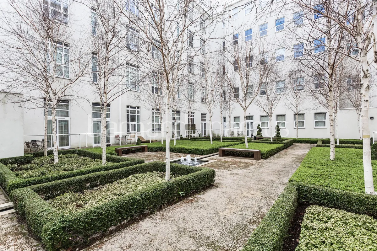 Flat Bromyard Avenue in Greater London