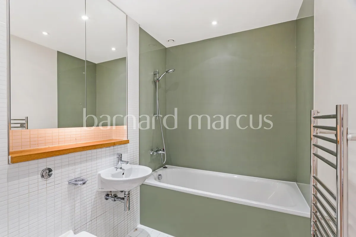 Flat Bromyard Avenue in Greater London