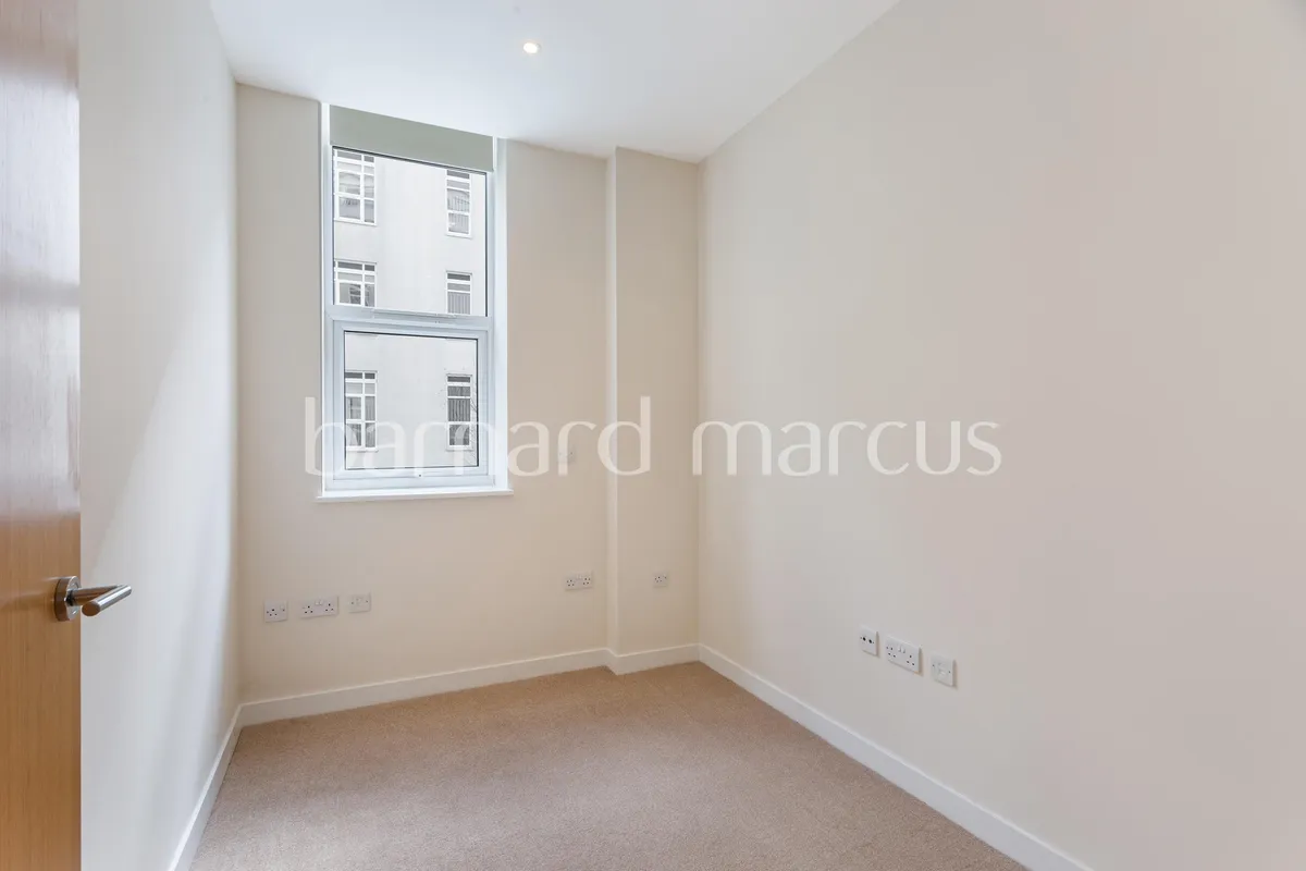 Flat Bromyard Avenue in Greater London