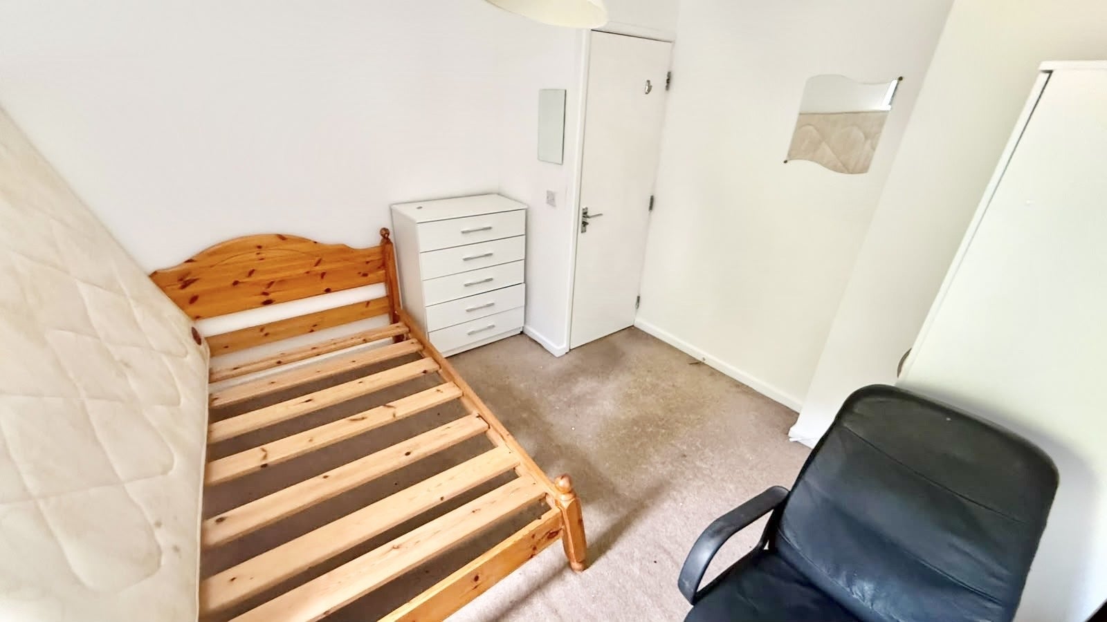 Room Heeley Road in Birmingham
