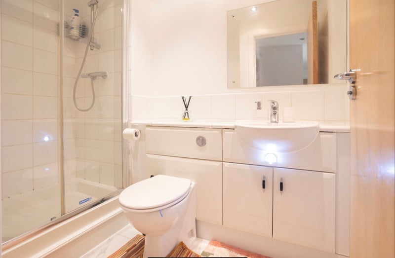Room Hanover Avenue in Greater London