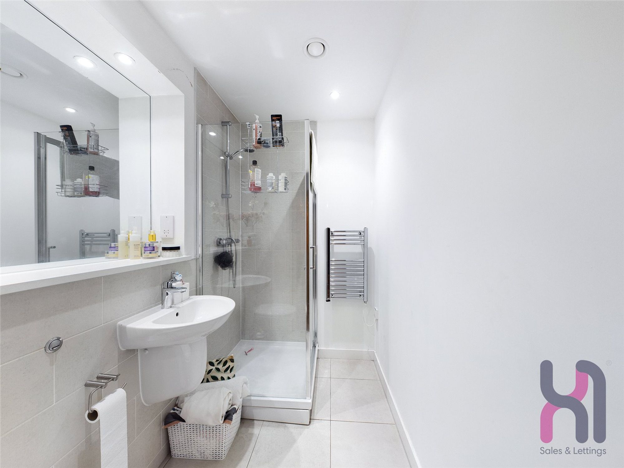 Flat Elmira Way in Salford