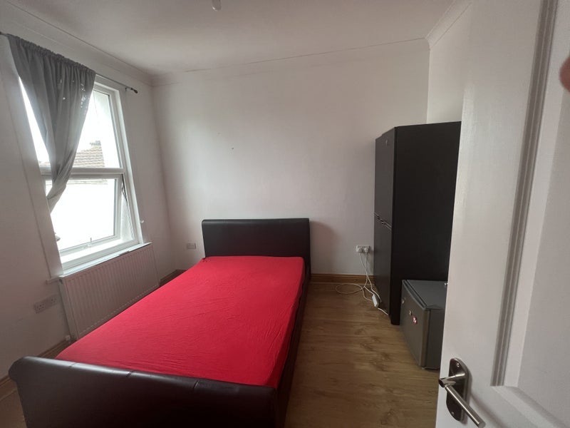 Room Goodall Road in Greater London