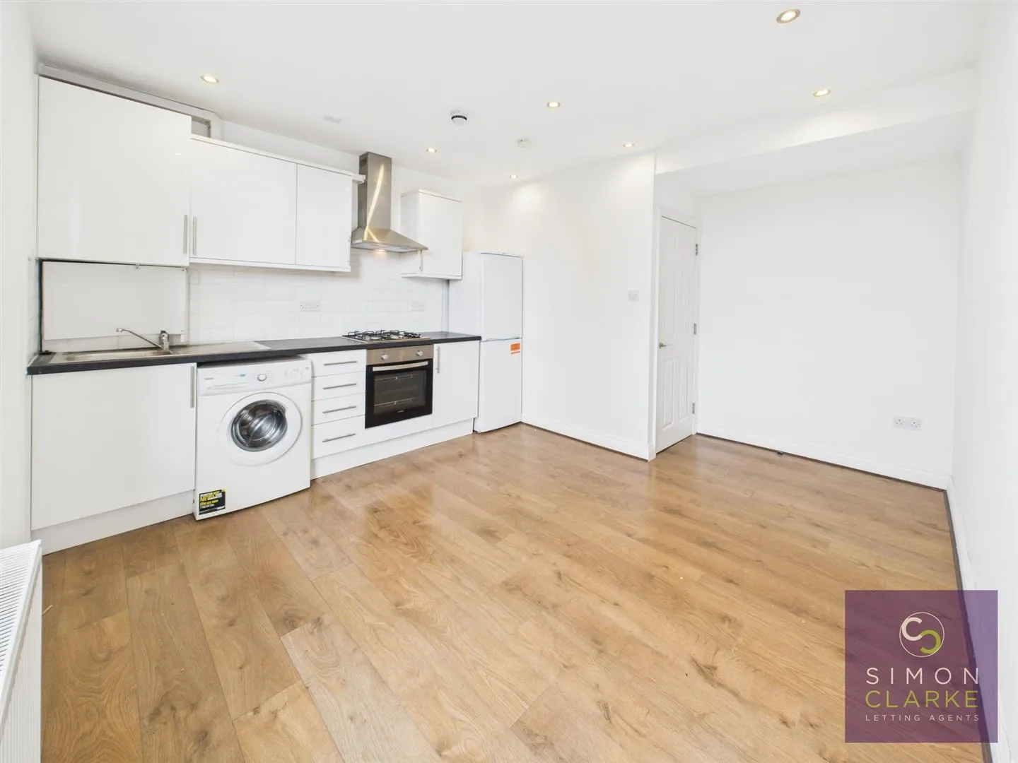 Flat Glebe Road in Greater London