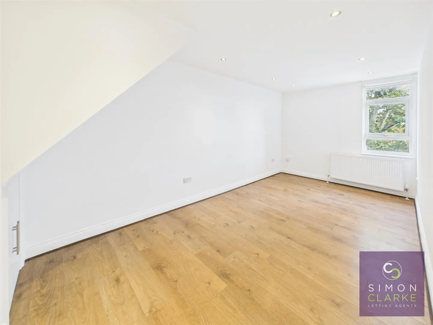 Flat Glebe Road in Greater London