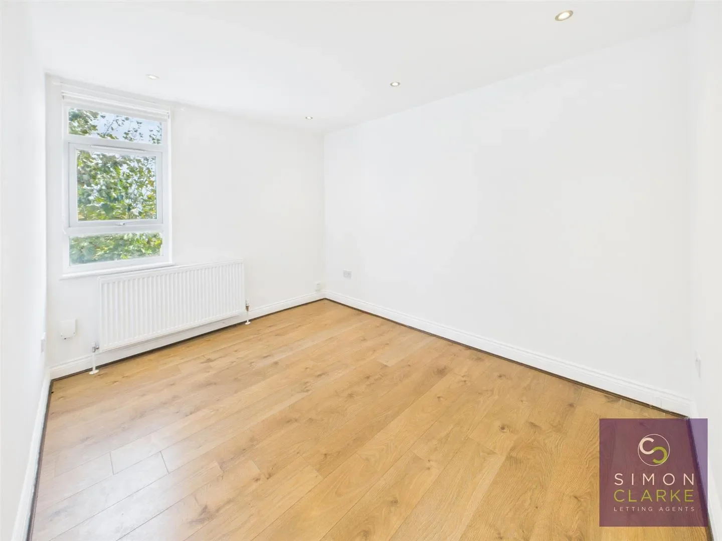 Flat Glebe Road in Greater London