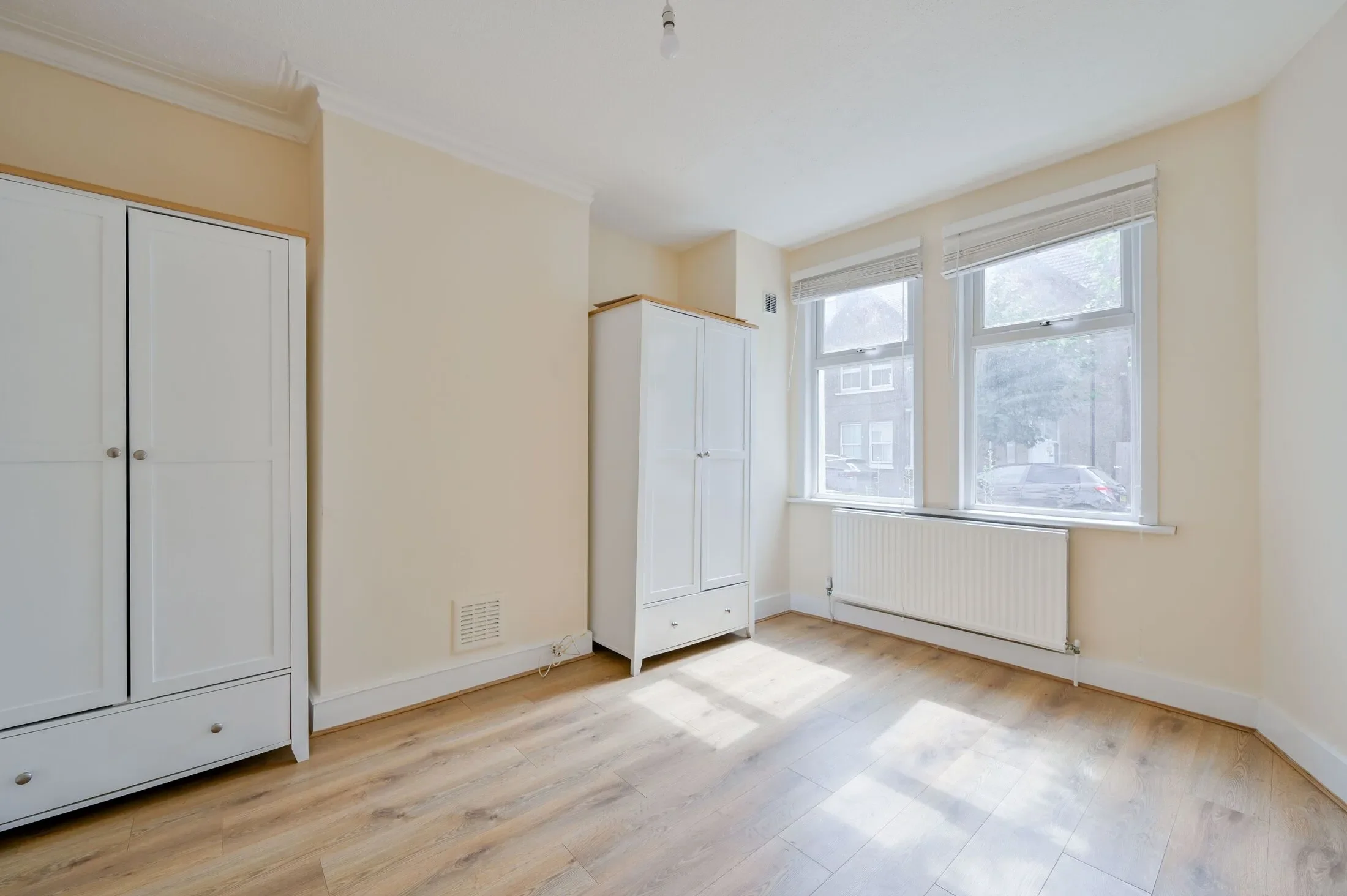 Flat West Gardens in Greater London