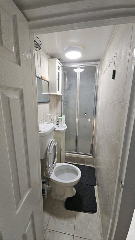Room Calverley Grove in Greater London