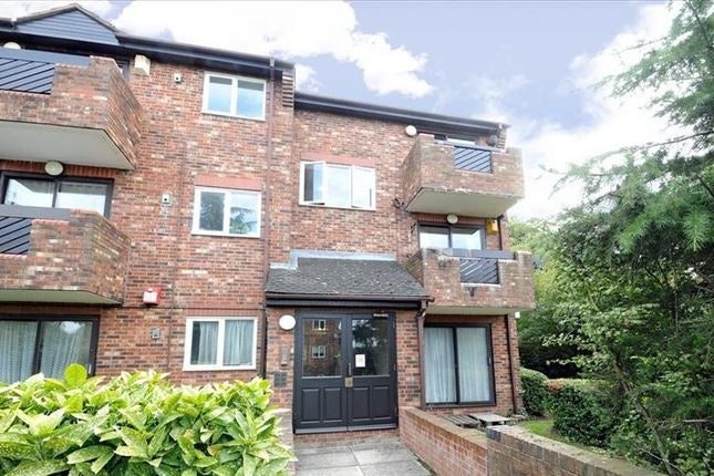 Flat Maple Mews in Greater London