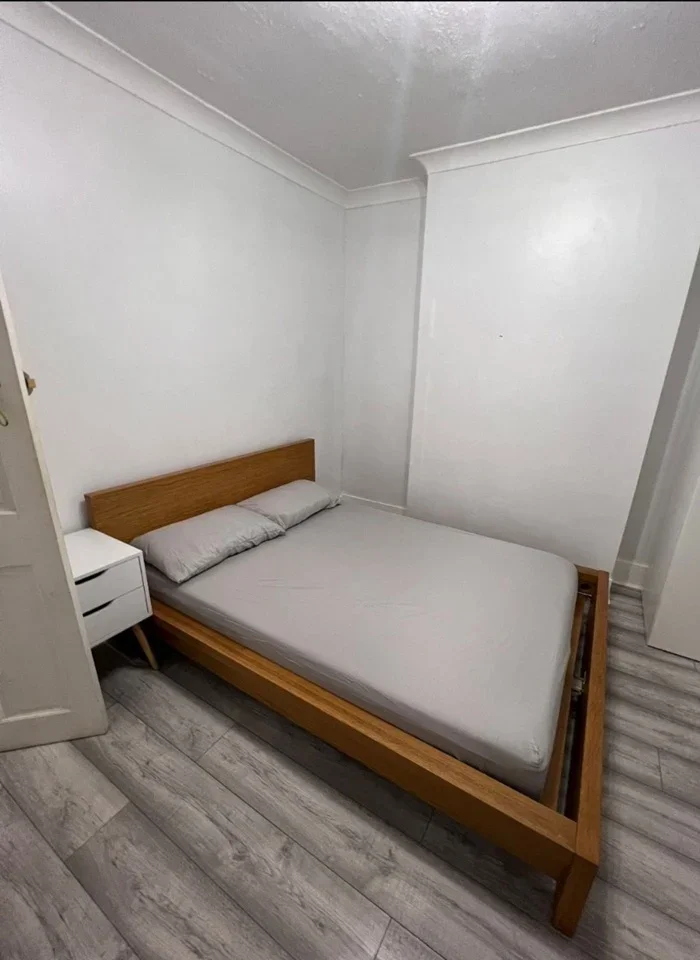 Room New Road in Greater London
