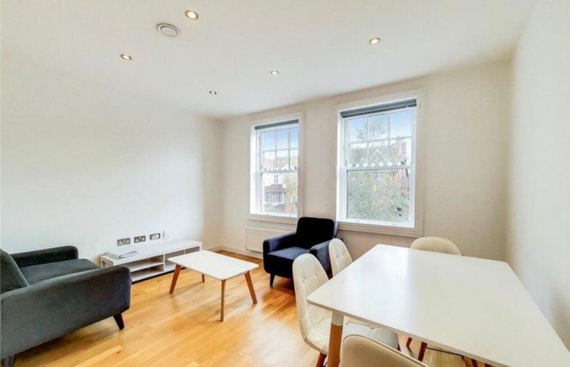 Room Woodville Gardens in Greater London