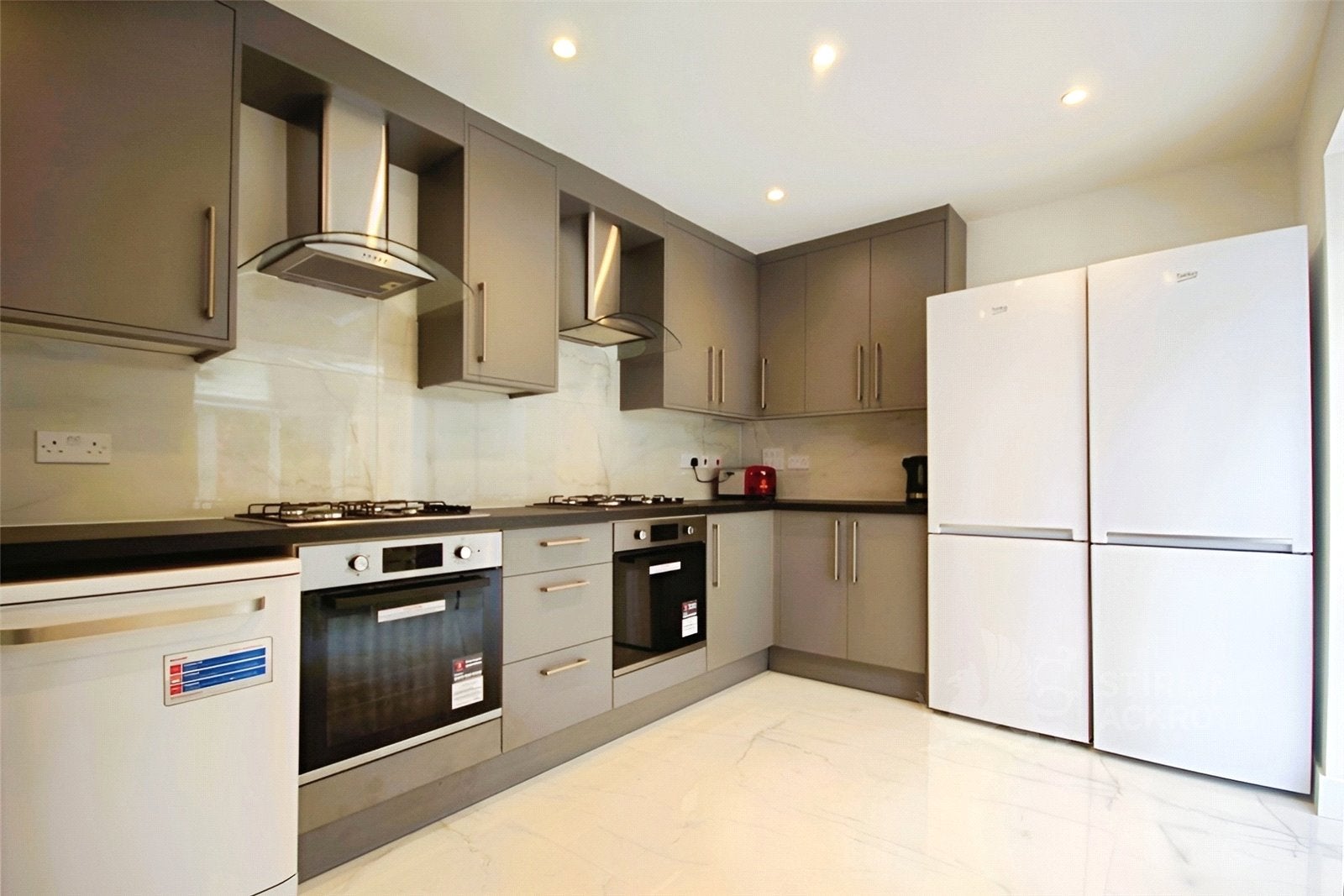 Room Applegarth Avenue in Guildford