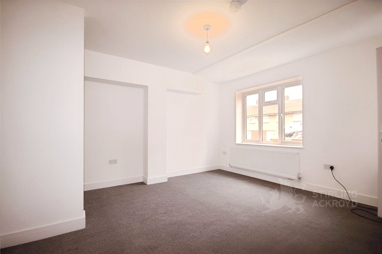 Room Applegarth Avenue in Guildford