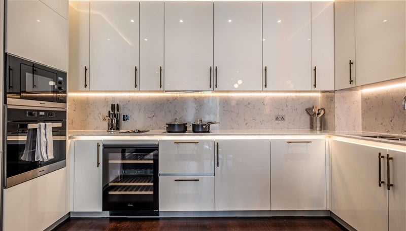 Flat Ponton Road in Greater London