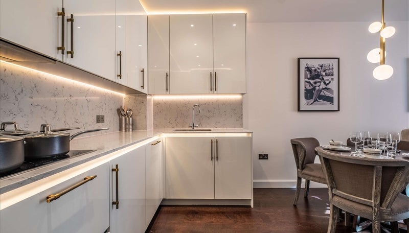 Flat Ponton Road in Greater London