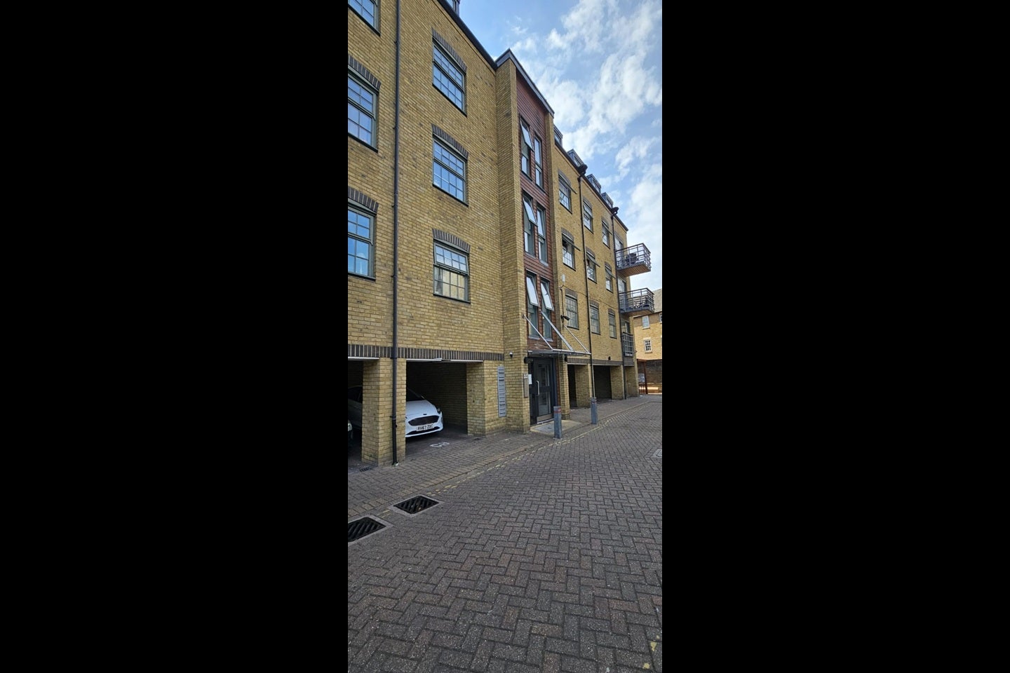 Flat Town Quay in Greater London
