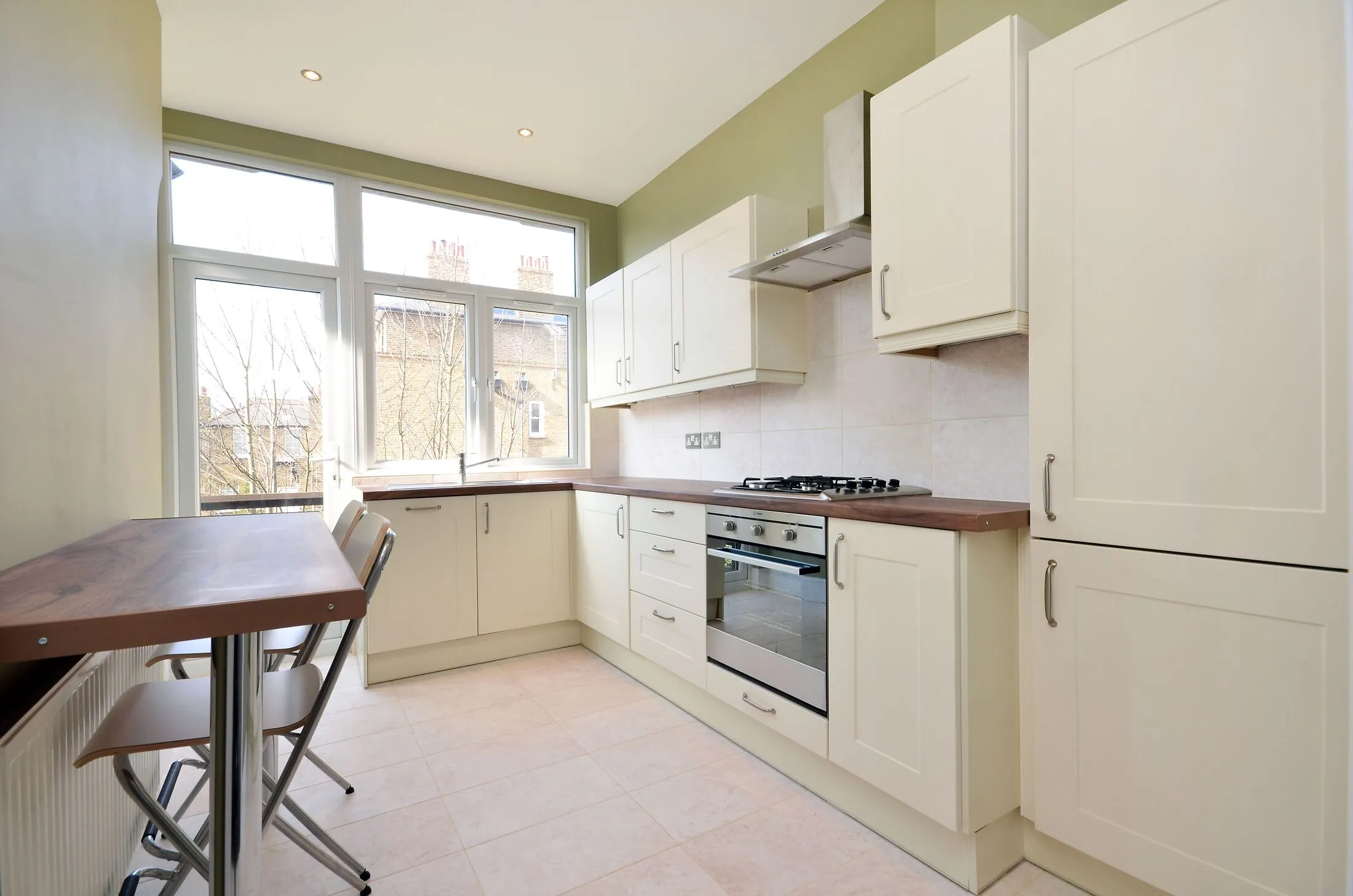 Flat Kerrison Road in Greater London