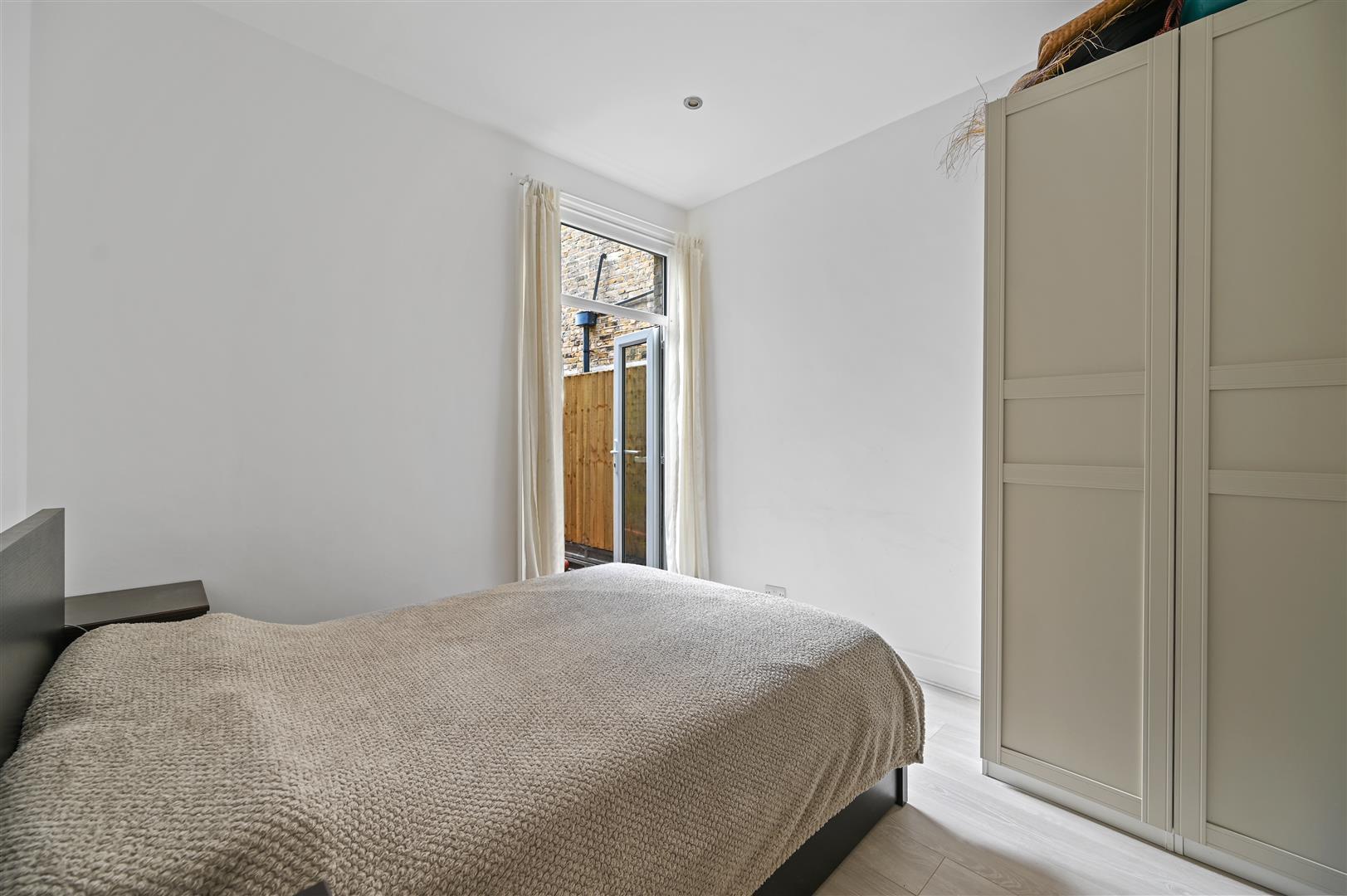 Flat Newton Avenue in Greater London