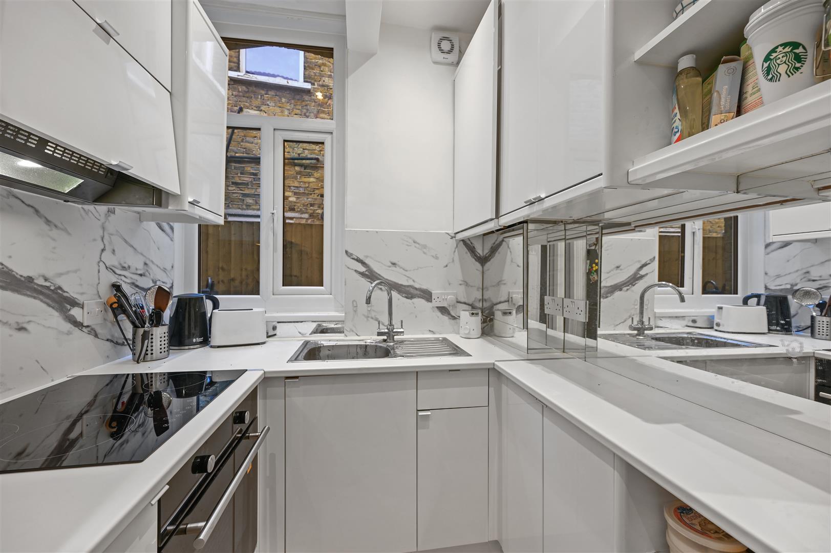 Flat Newton Avenue in Greater London