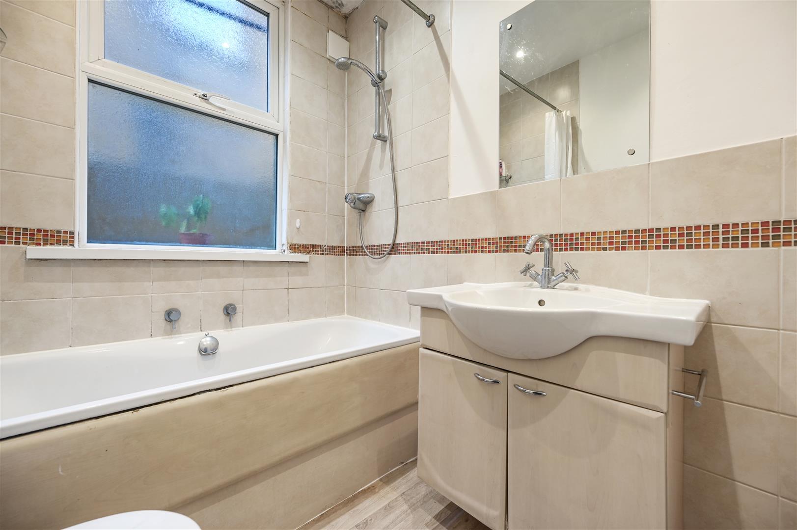 Flat Newton Avenue in Greater London