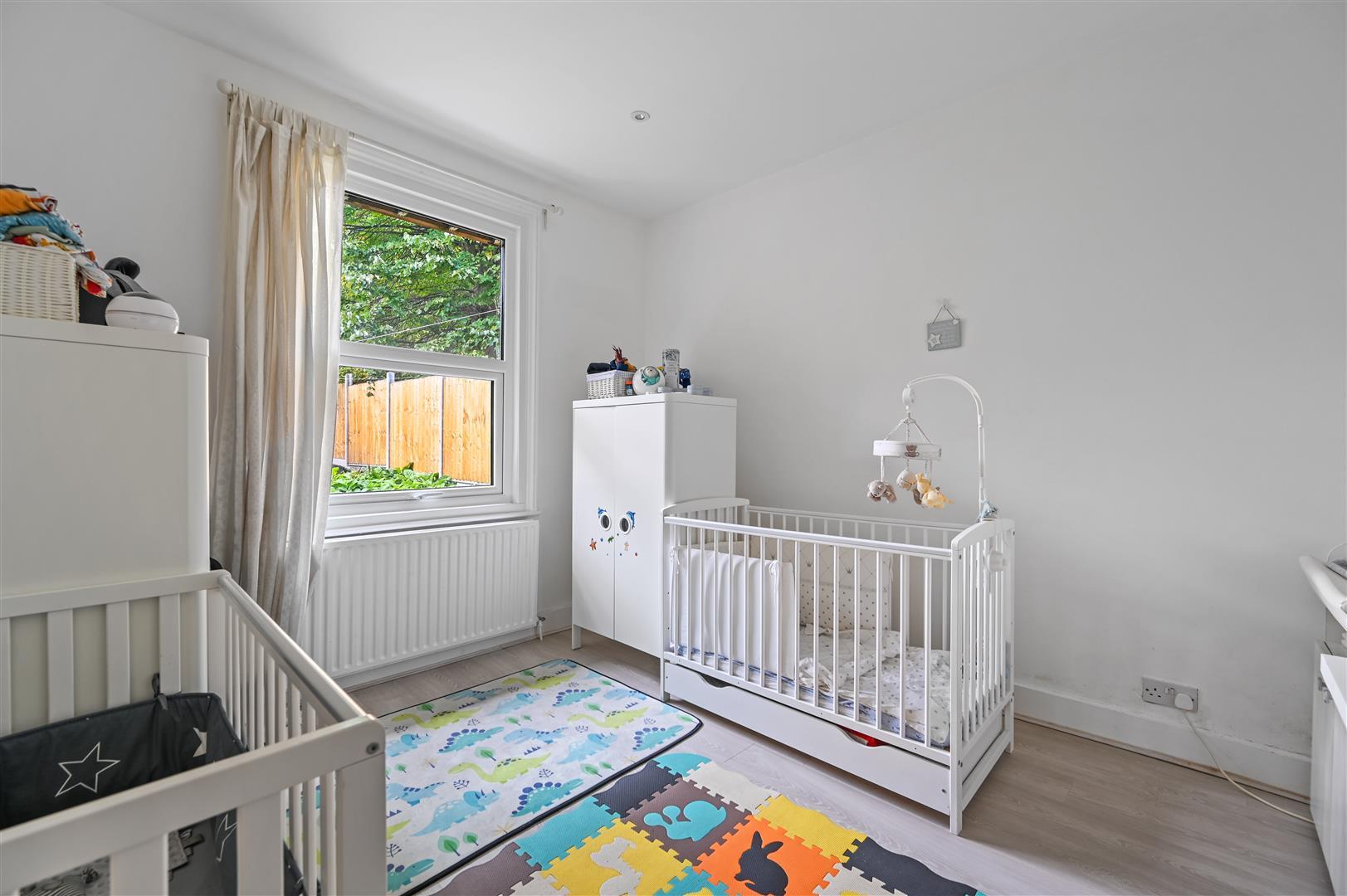 Flat Newton Avenue in Greater London
