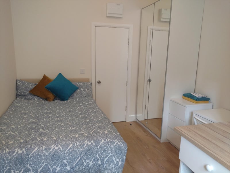 Room McGregor Road in Greater London