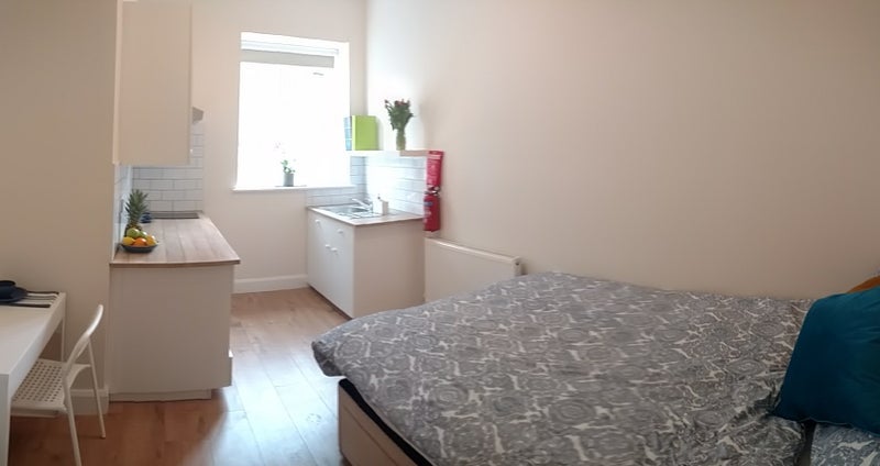 Room McGregor Road in Greater London