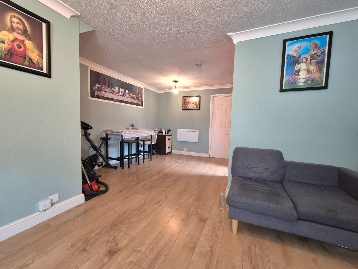 Flat Berrydale Road in Greater London
