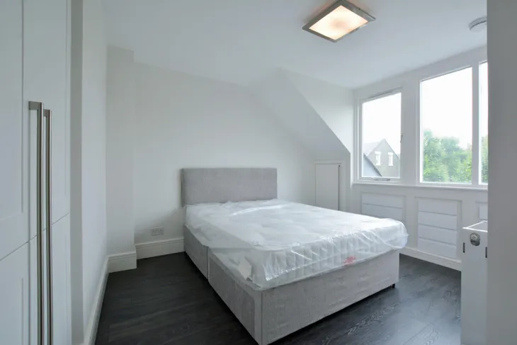 Flat Ainger Road in Greater London